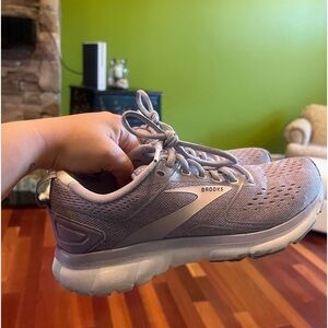 BROOKS WOMENS SHOES